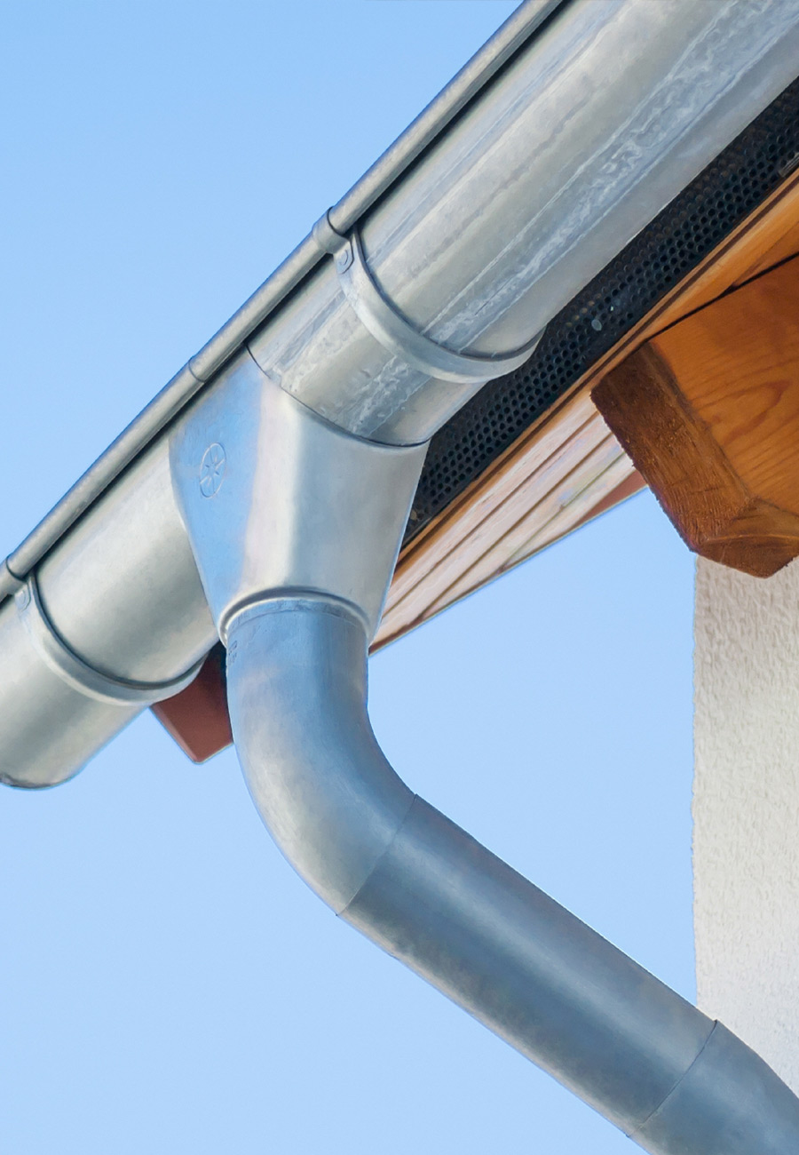 Travaux de zinguerie professionnels : Assurez l'étanchéité et la longévité de votre toiture dans le Val d'Oise